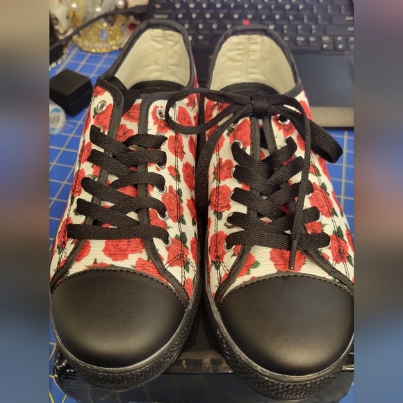 Felt's Fun Finds Shoes - Floral Rose Canvas Sneakers with Black Accents Size 8 (38)